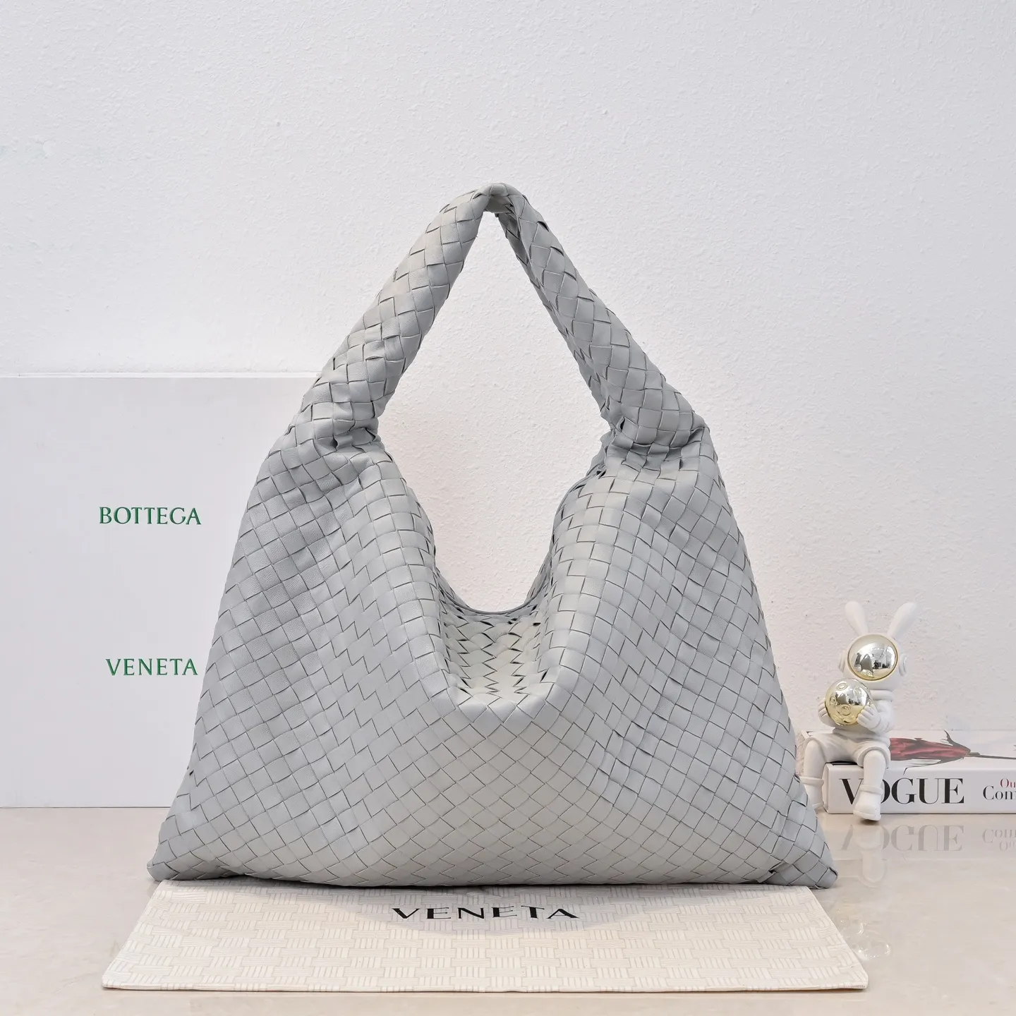 Batch 2160 #Bv Yangjin large size HOP cowhide, the bag body and handles are made of a whole piece of woven leather. The bag body is soft and lazy. Hop symbolizes the praise of innovation and eternal craftsmanship [love]. The pyramid silhouette combines practicality and fashion. Modern and casual, the bag mouth is double-sided closed design, more convenient and safe! Made of soft cowhide and full of texture, this is a must-have for fashionable ladies who like minimalism, comfort and casualness! Model: 3970 Dimensions: 54x24x13